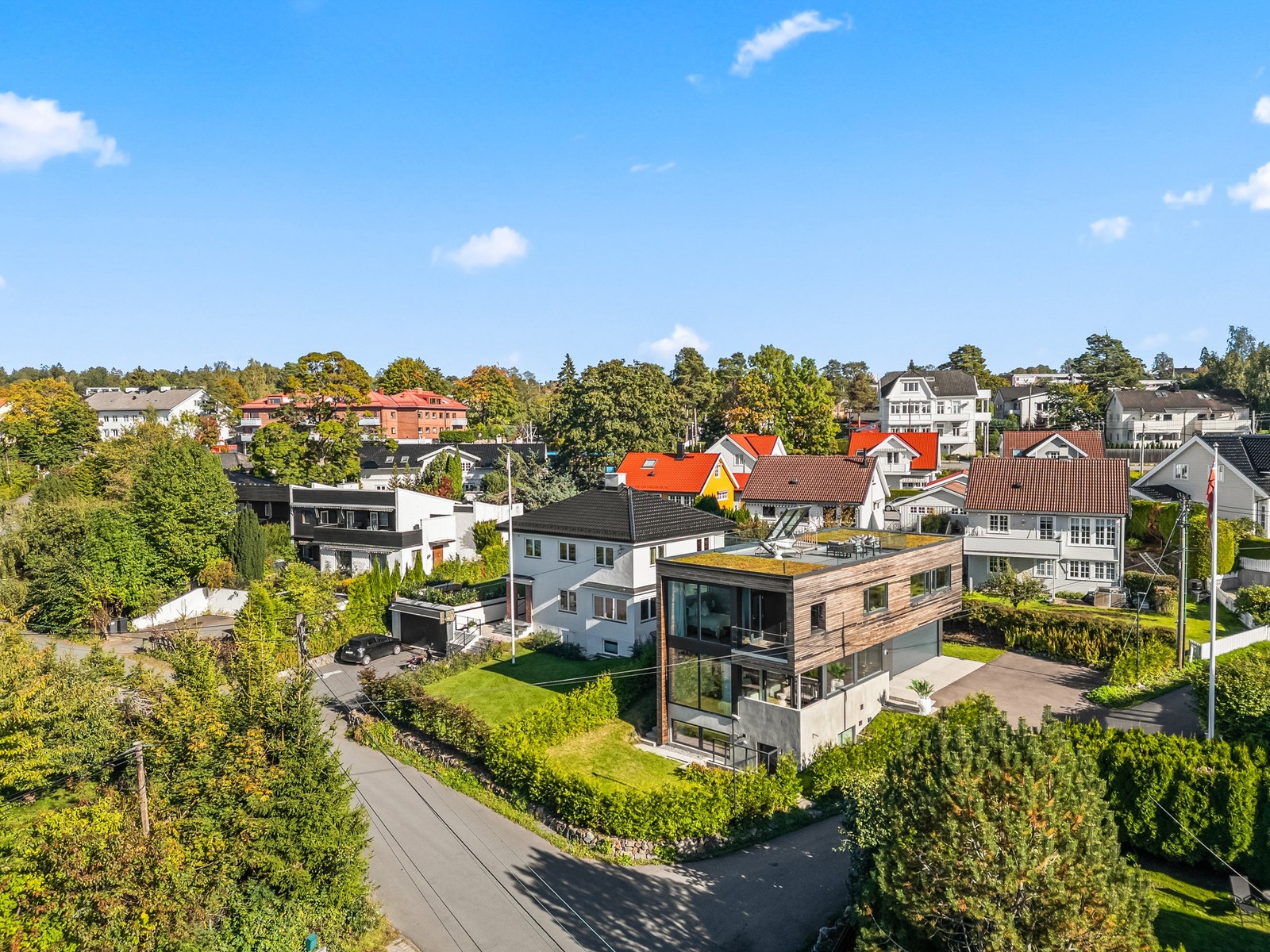 Moderne enebolig med egen takterrasse og dobbelgarasje - flott beliggende i et etablert og populært boligområde på Nordstrand.
