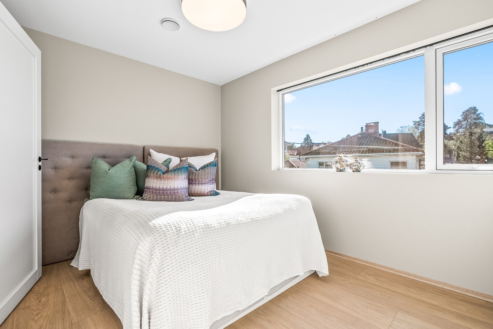 Romslige soverom med lyse flater og eikeparkett.