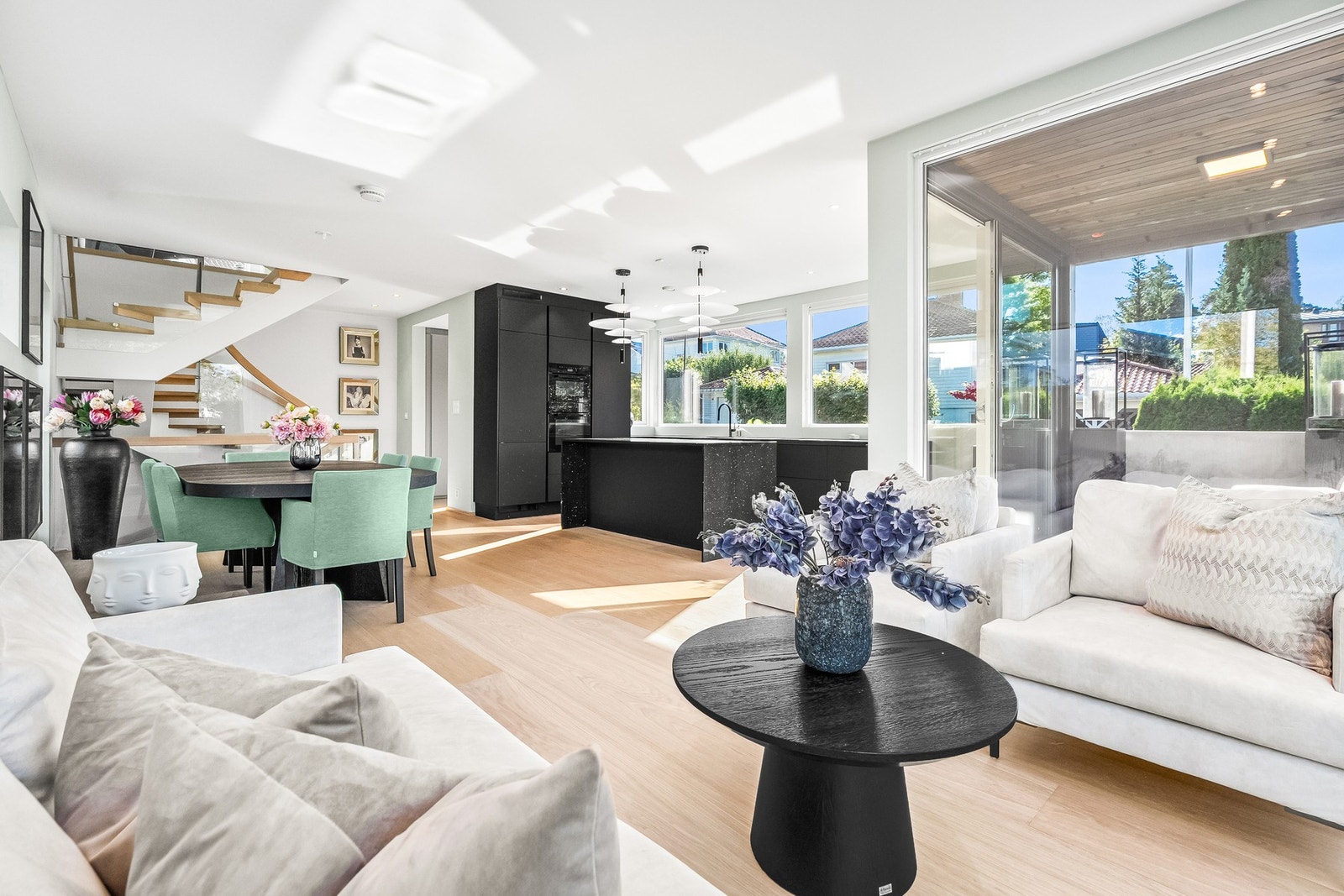 Åpen planløsning mellom stue og kjøkken gir rom for både hverdag og selskap.