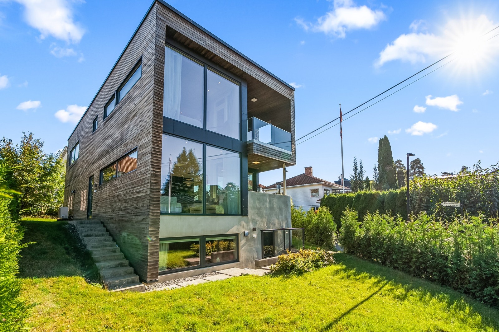 Moderne fasade med kombinasjon av liggende trekledning og fasadeplater - et stilrent uttrykk som harmonerer med omgivelsene.