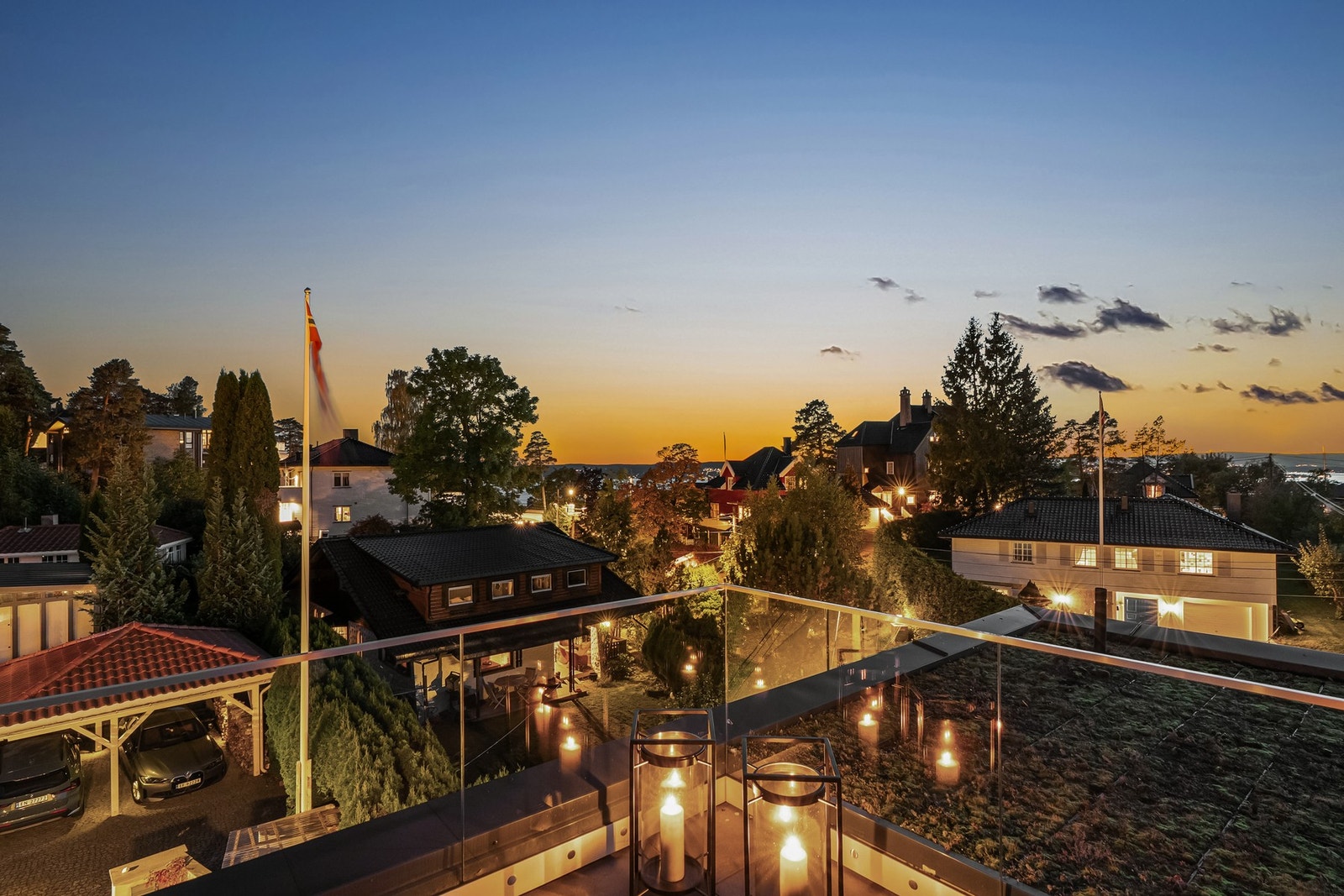 Kveldsstemning på takterrassen - utsikt, ro og lune toner fra byen i det fjerne. Galleribilde