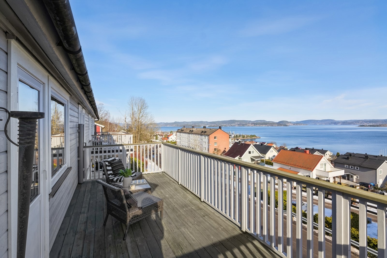 Terrassen har en flott sjøutsikt som det er bare å nyte Galleribilde