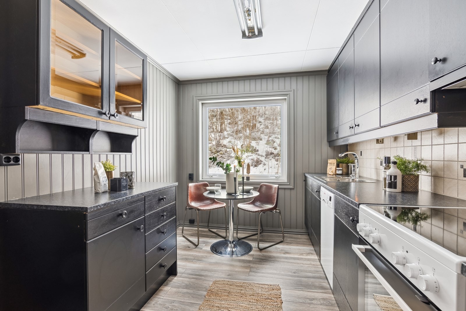 Kjøkken med malt heltre innredning Galleribilde