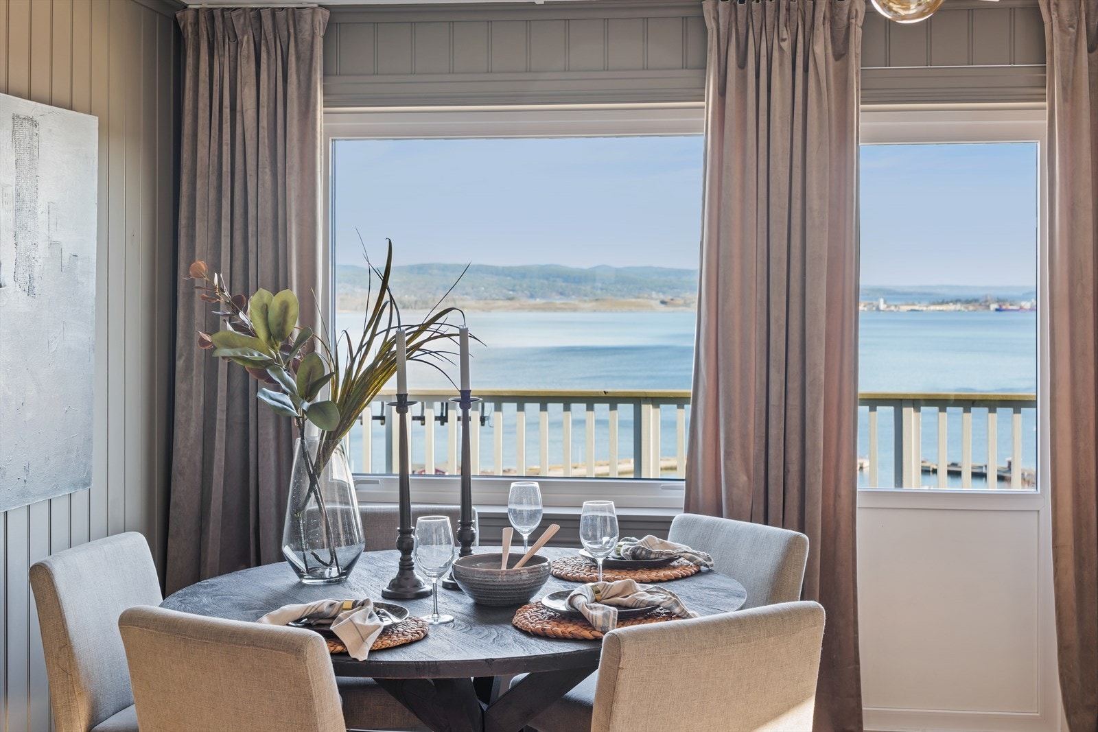 Her kan man nyte den flotte utsikten ved middagsbordet Galleribilde