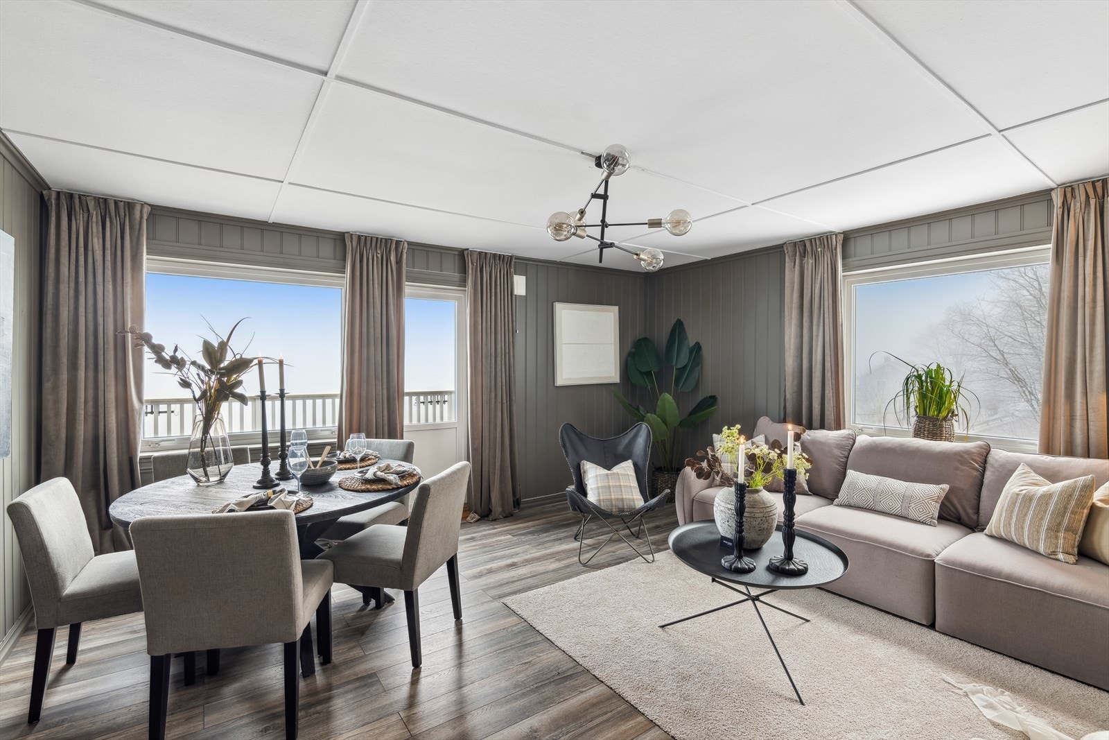 Stuen har nyere laminatgulv og malte mdf plater Galleribilde