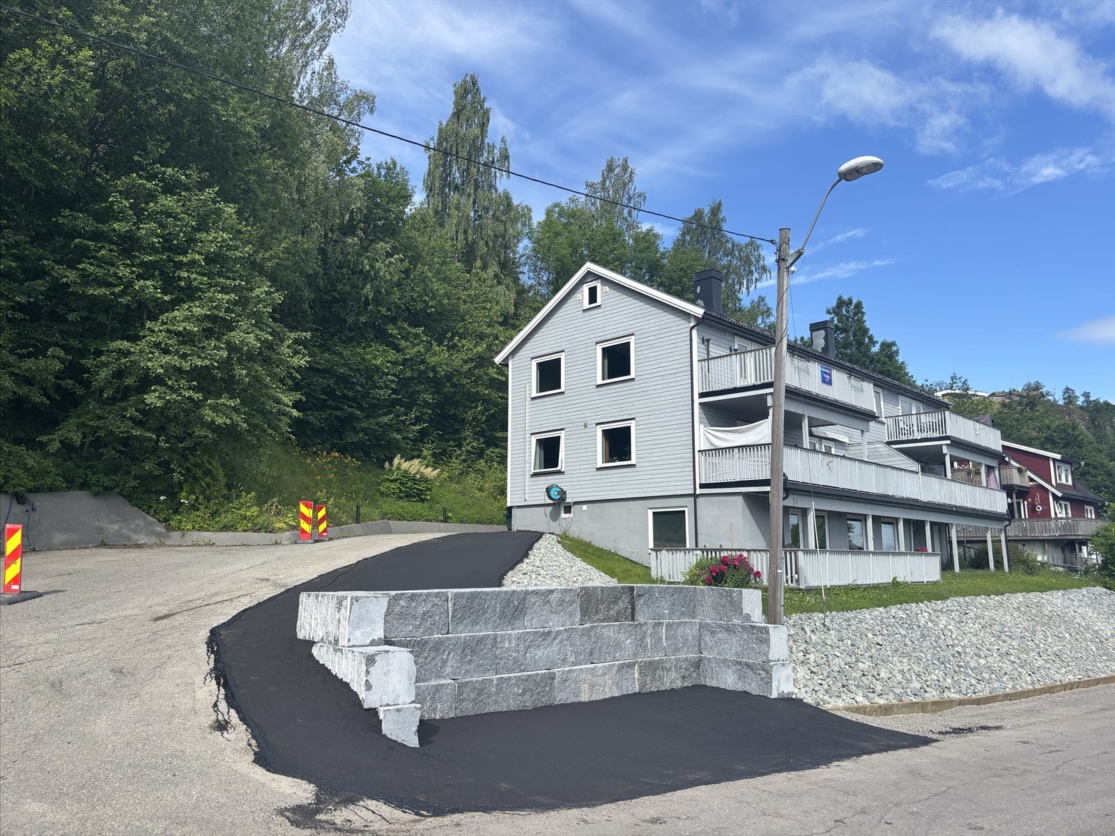 Fasade med ny støttemur og stein Galleribilde