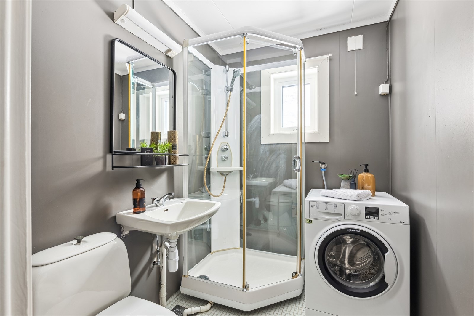 Bad/wc med malte flater, vaskemaskin kan følge med Galleribilde