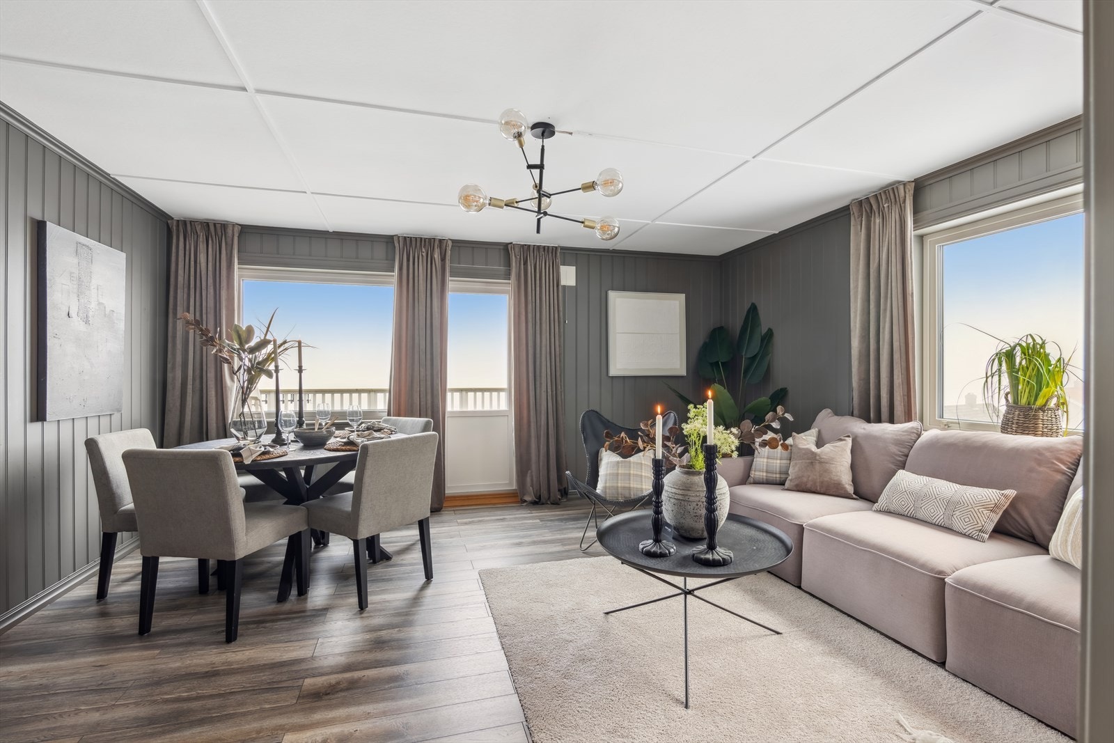 Stuen er malt i moderne fine farger Galleribilde