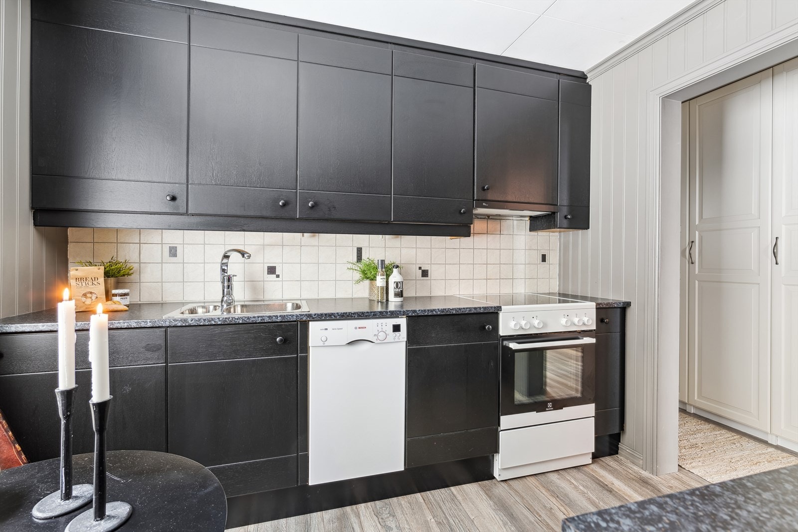 Kjøkken med oppvaskmaskin og komfyr Galleribilde