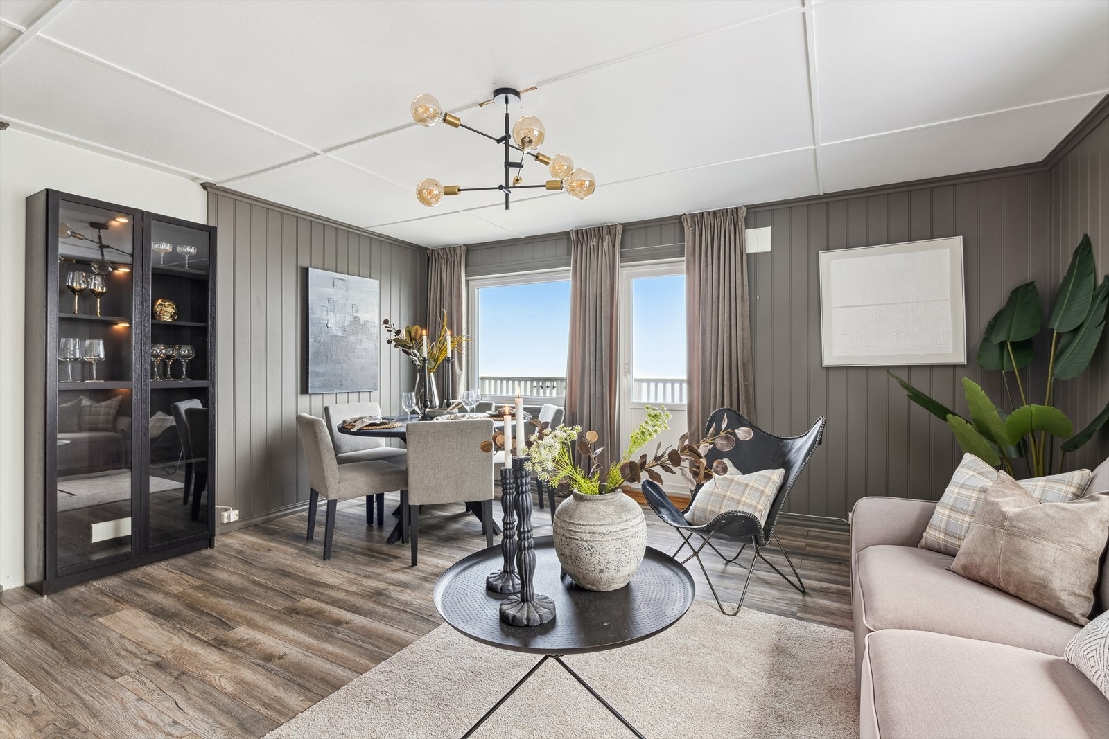 Koselig stue med utgang til balkong Galleribilde