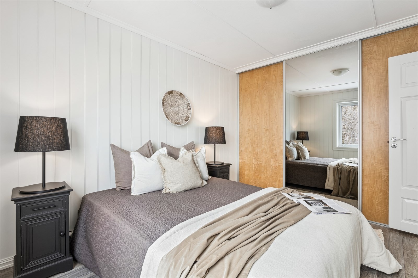 Hovedsoverom med skyvedørsgarderobe Galleribilde