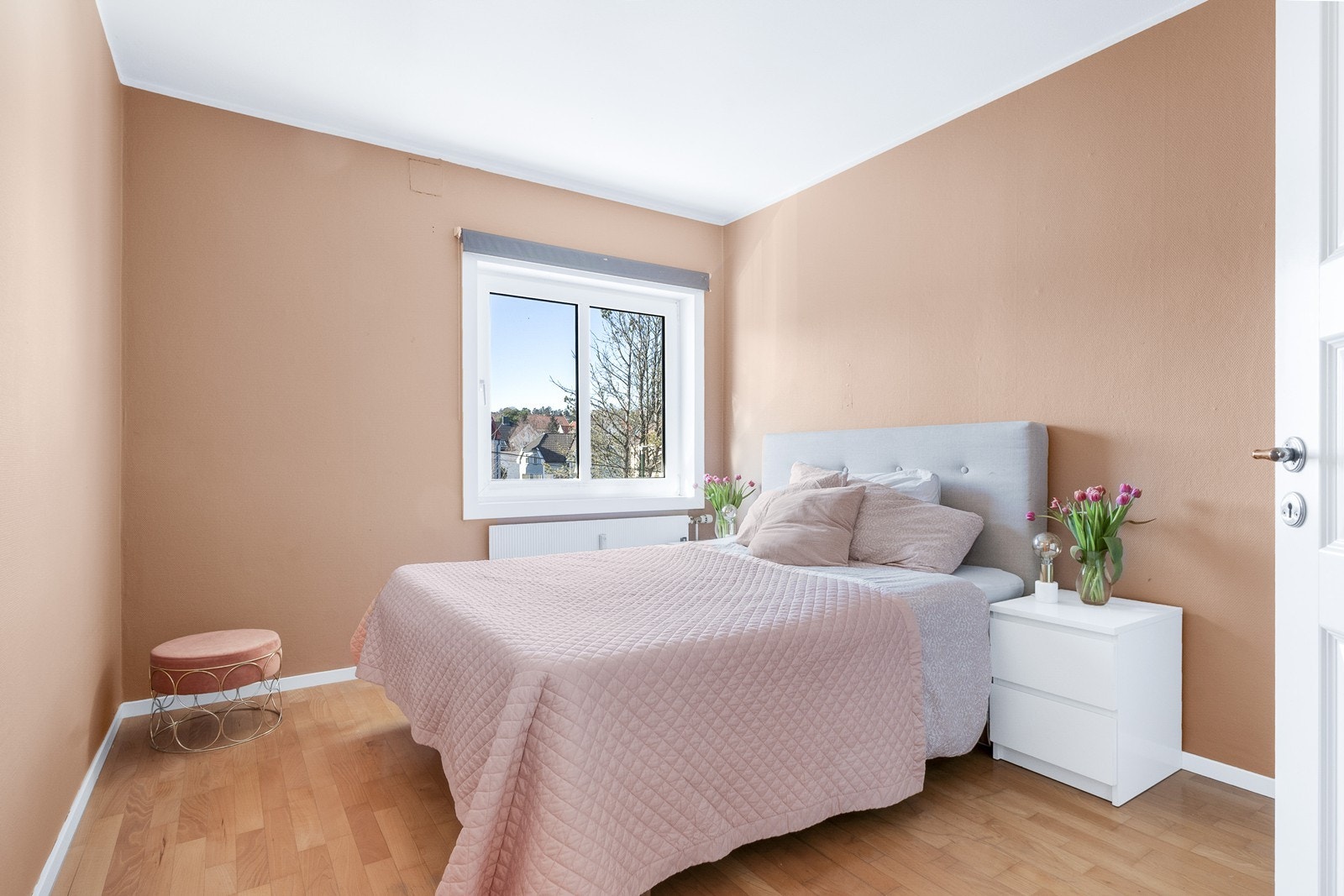 Stort vindu med solskjerming gir rikelig med lys i begge soverom. Galleribilde