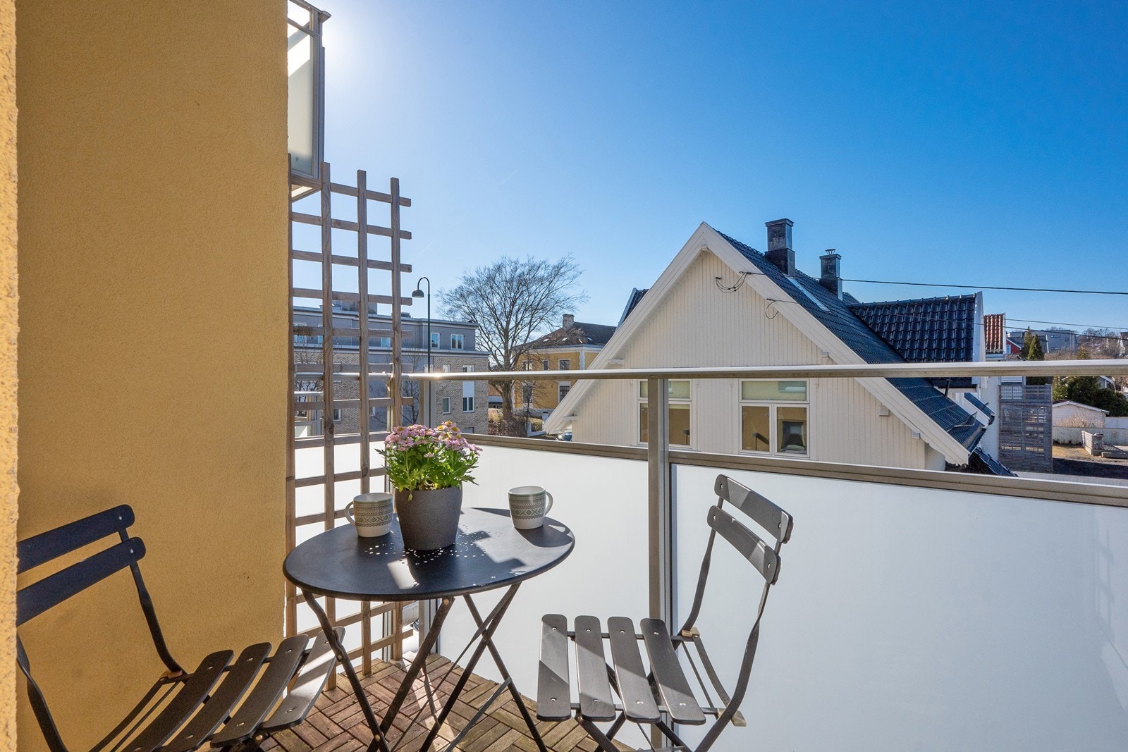 Beliggenheten er ypperlig dersom man pendler med kort gangavstand til togstasjonen med hyppige avganger mot Oslo og Halden. I kanalen er det også ferjeforbindelse over til Vestfoldbyene. Galleribilde