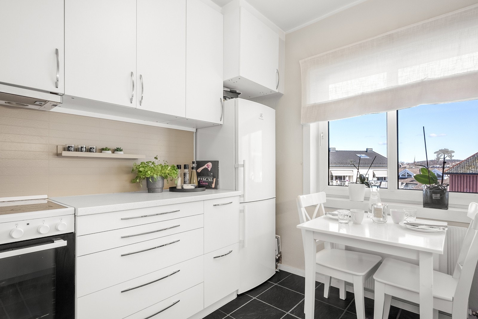 Hvitevarene medfølger og det er plass til frokostbord ved et stort vindu som sørger for godt med naturlig lys og luftemulighet. Galleribilde