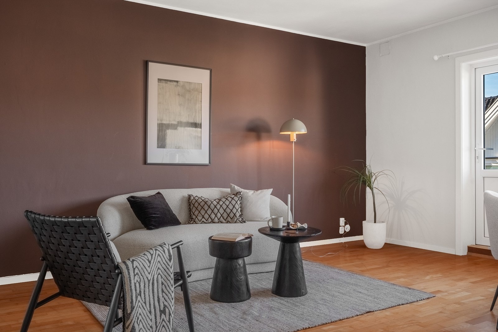 Stuen fremstår lys og innbydende med generøs takhøyde, sjarmerende eikeparkett og slettmalte overflater. Galleribilde