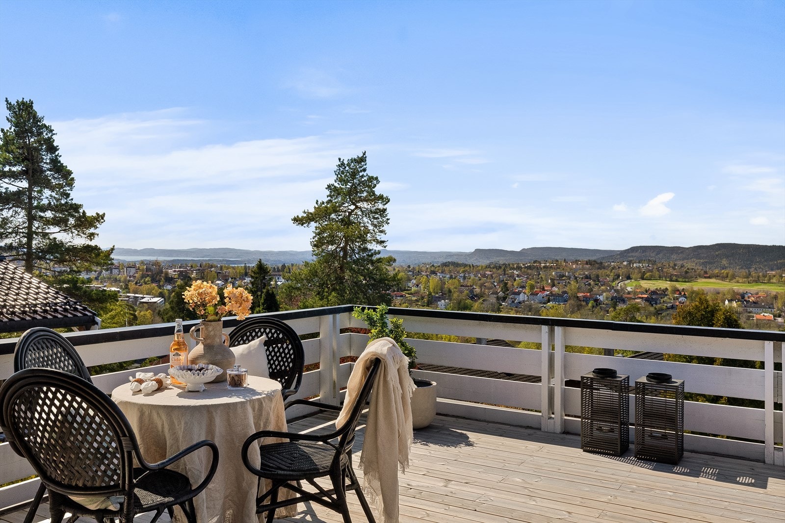 Fra spisestue/spiseplass er det utgang til en stor, solrik terrasse på nesten 90 m². Galleribilde