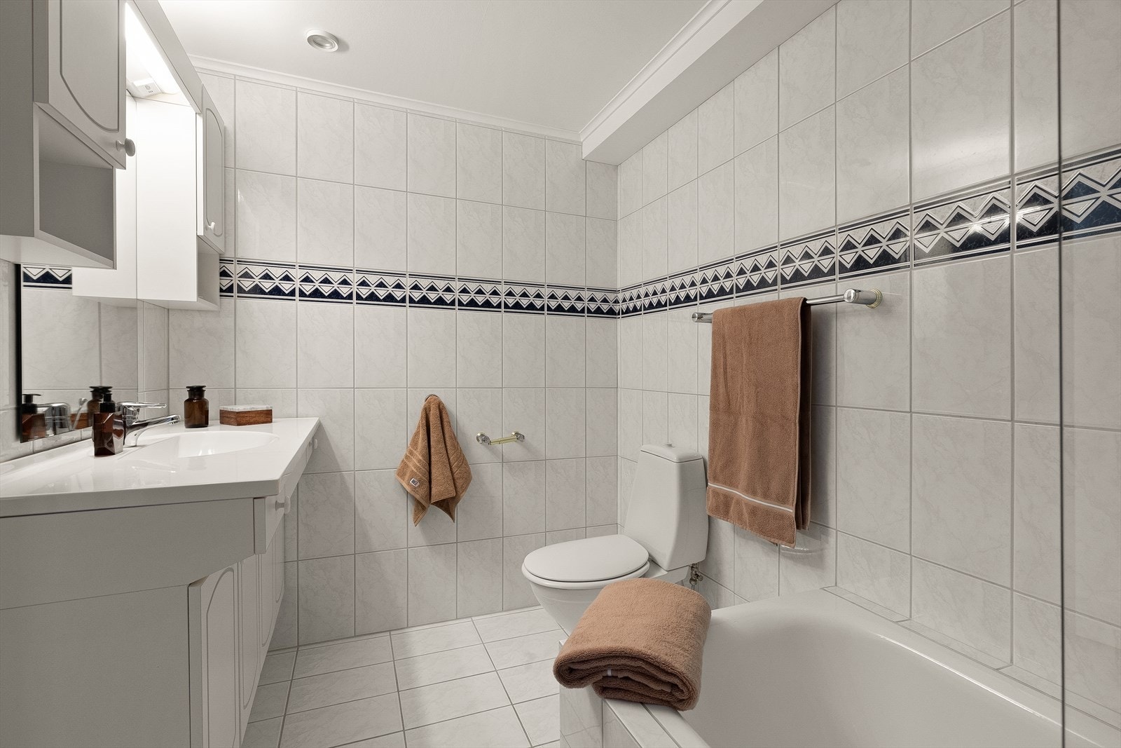 Bad/wc 2 - med tilgang fra peisestuen/utleiedelen. Galleribilde