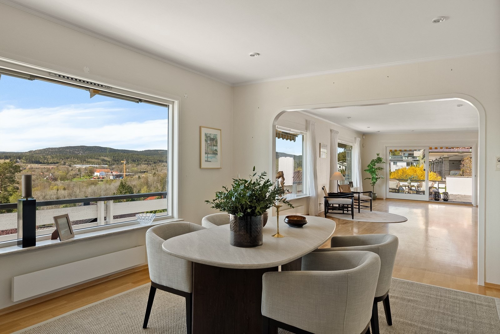 Spisestuen i direkte tilknyttet stuen, oppleves om åpent og sosialt. Galleribilde