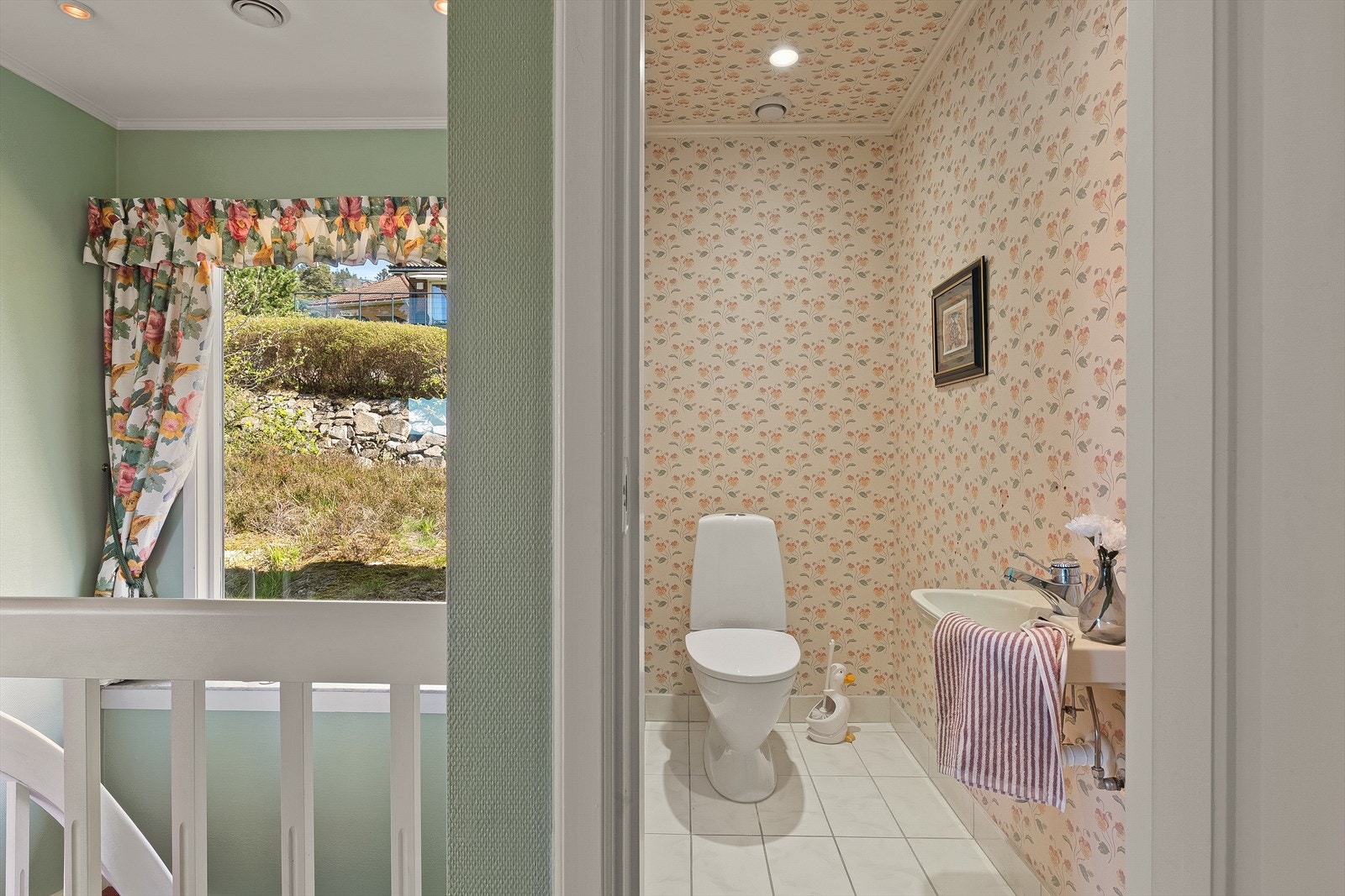 Separat toalettrom praktisk plassert ved trappeoppgangen og gangarealet, innredet med wc og vask. Galleribilde