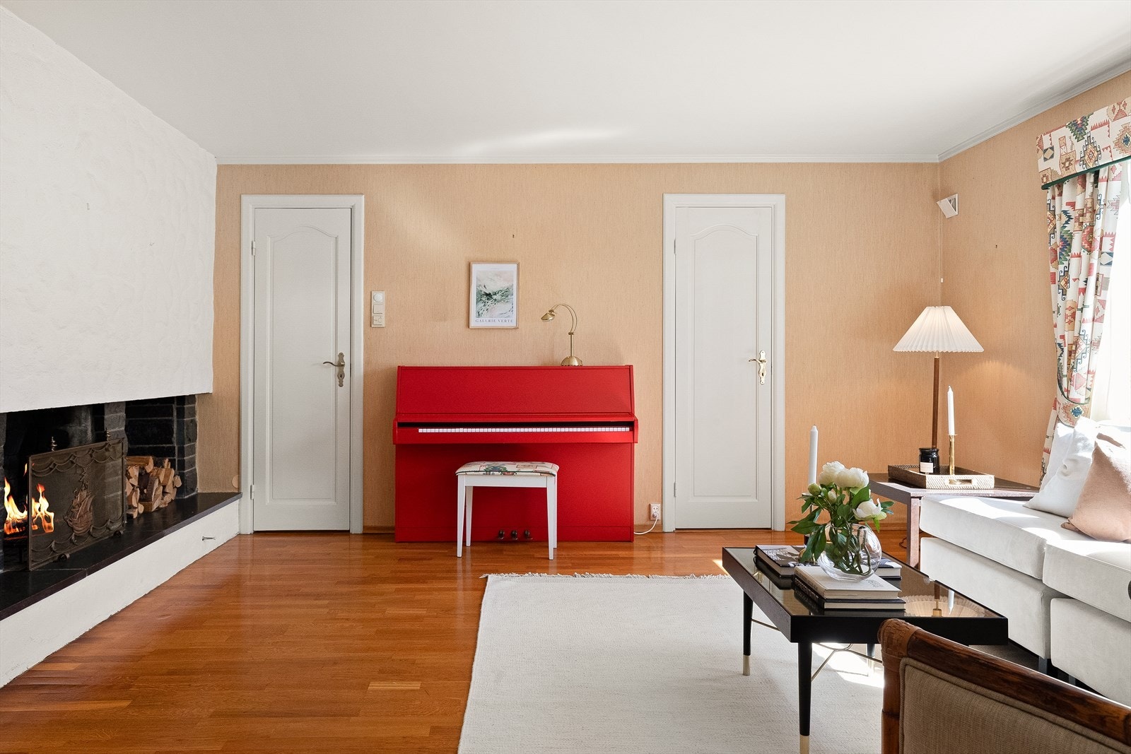 Fra dette rommet har du tilgang til kjøkken, bad, 2 soverom, kott og egen inngang. Galleribilde