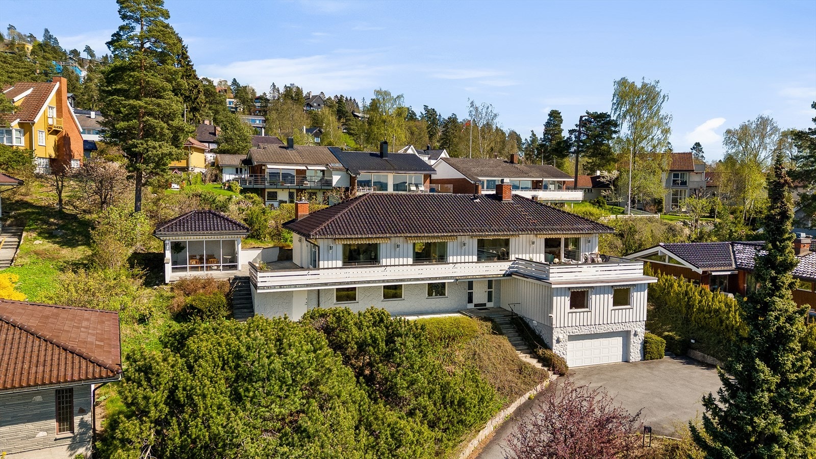 Denne innholdsrike eneboligen over 2 plan byr på hele 323 m2, tomt på 1,5 mål, panoramautsikt og sol fra morgen til kveld. Galleribilde