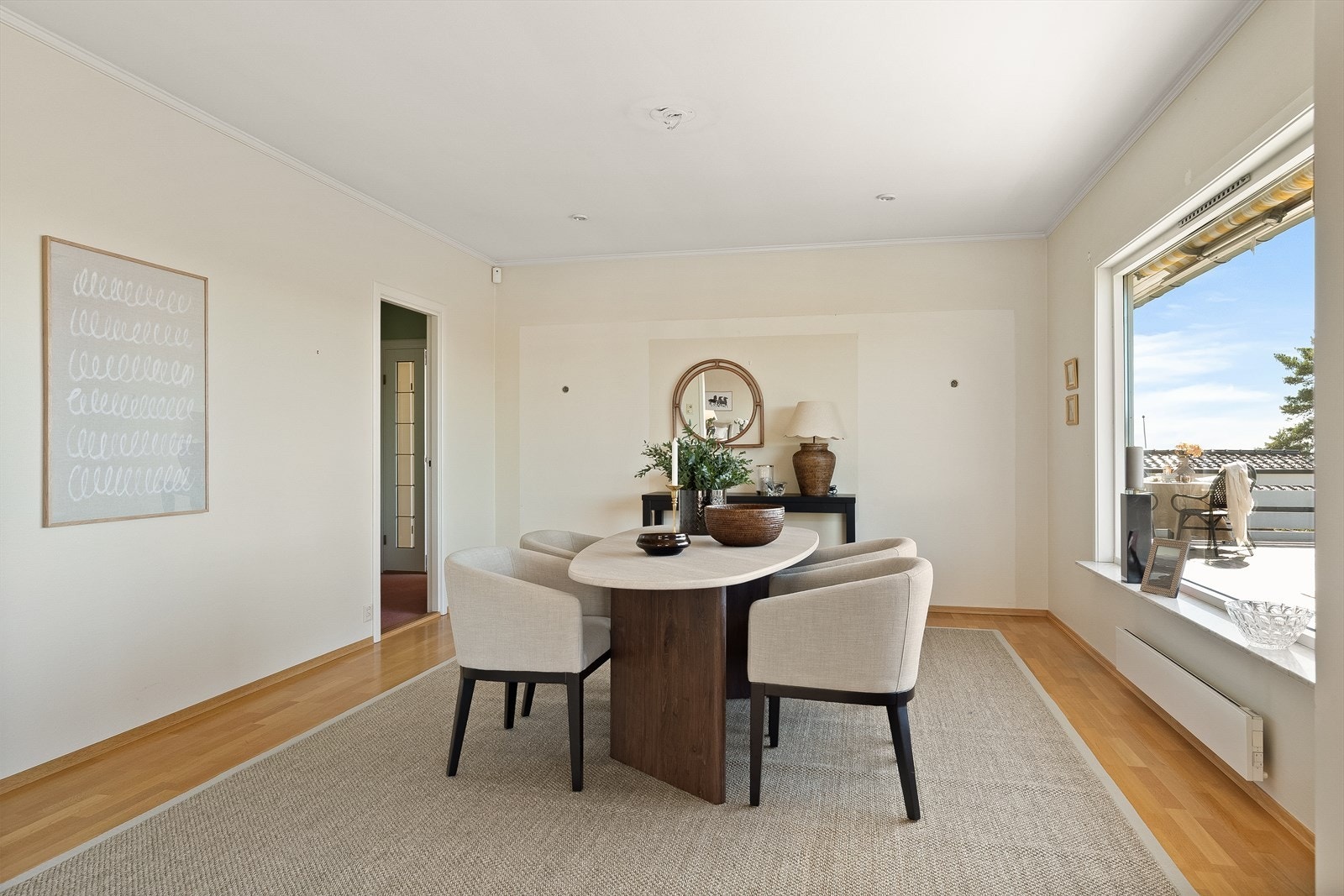 Separat spisestue som enkelt rommer langbord og er ideell for gjestemiddager og høytider. Galleribilde