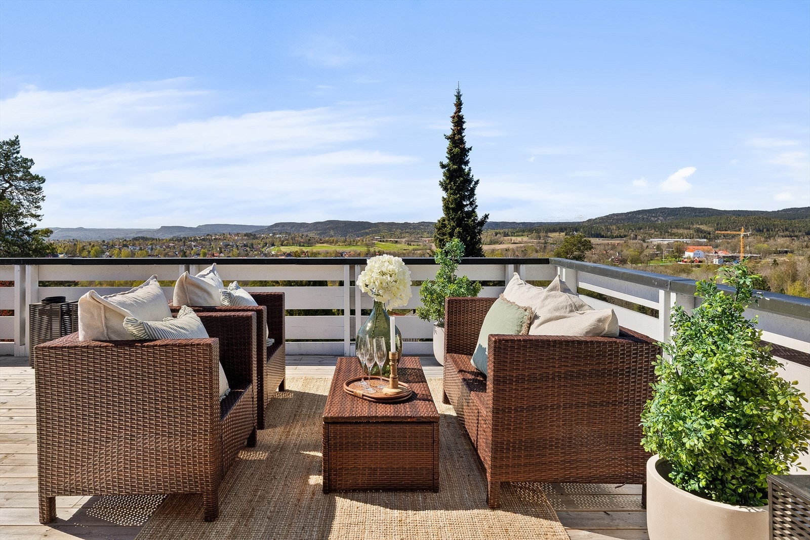 Et flott uterom med plass til flere soner for spiseplass, grill og loungemøbler. Galleribilde