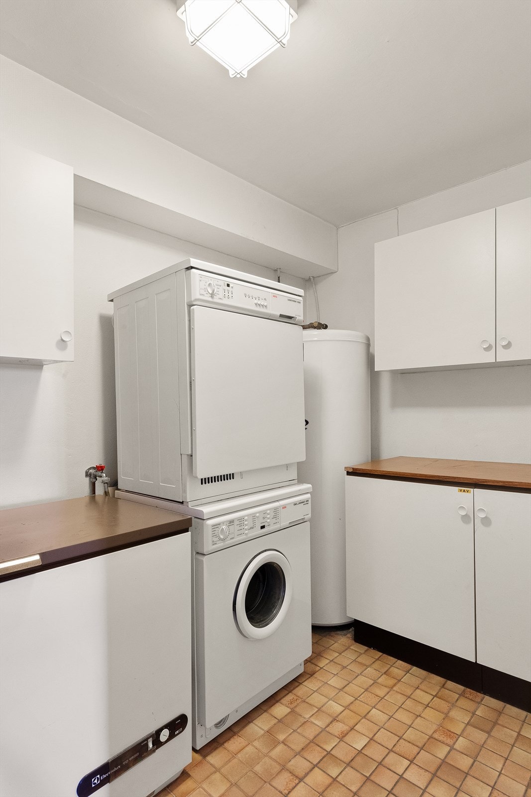 Separat vaskerom med utslagsvask og tilknytning til bod - en praktisk løsning for hverdagslogistikk. Galleribilde