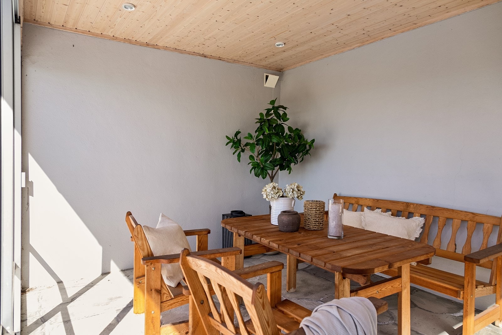 Adkomst fra stuen til en koselig vinterhage - perfekt for å nyte lyset og hagen hele året. Galleribilde