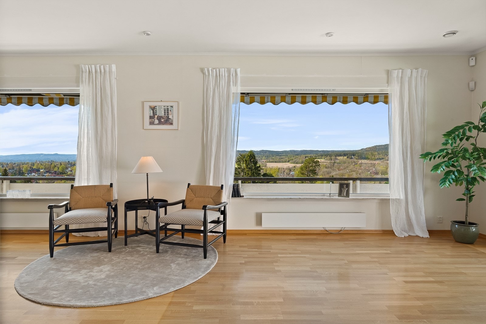 Herlig utsikt fra alle vinduene i denne etasjen. Galleribilde