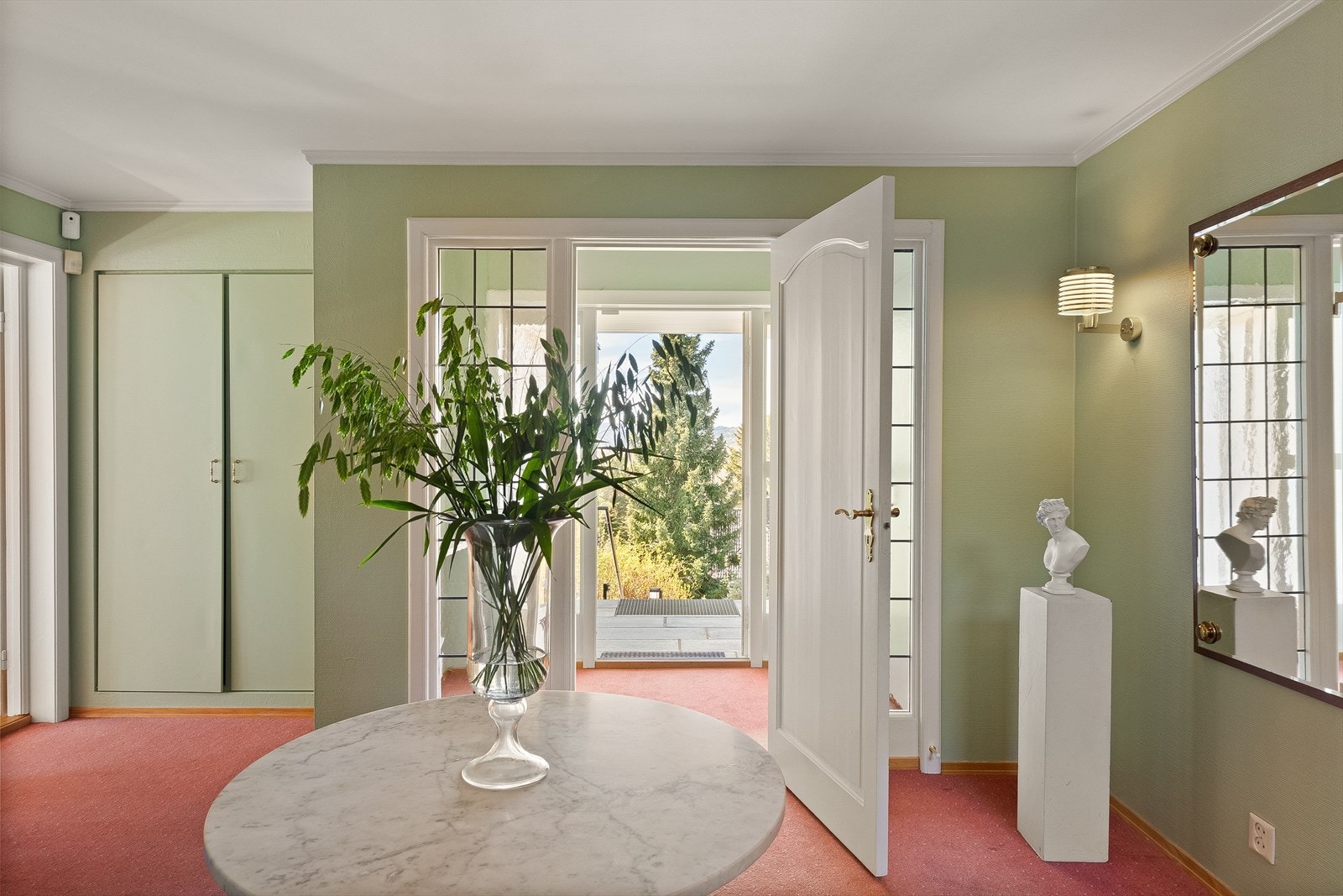 Trappegang som forbinder etasjene og fungerer som et sentralt samlingspunkt - med ildsted som skaper ekstra hygge. Galleribilde