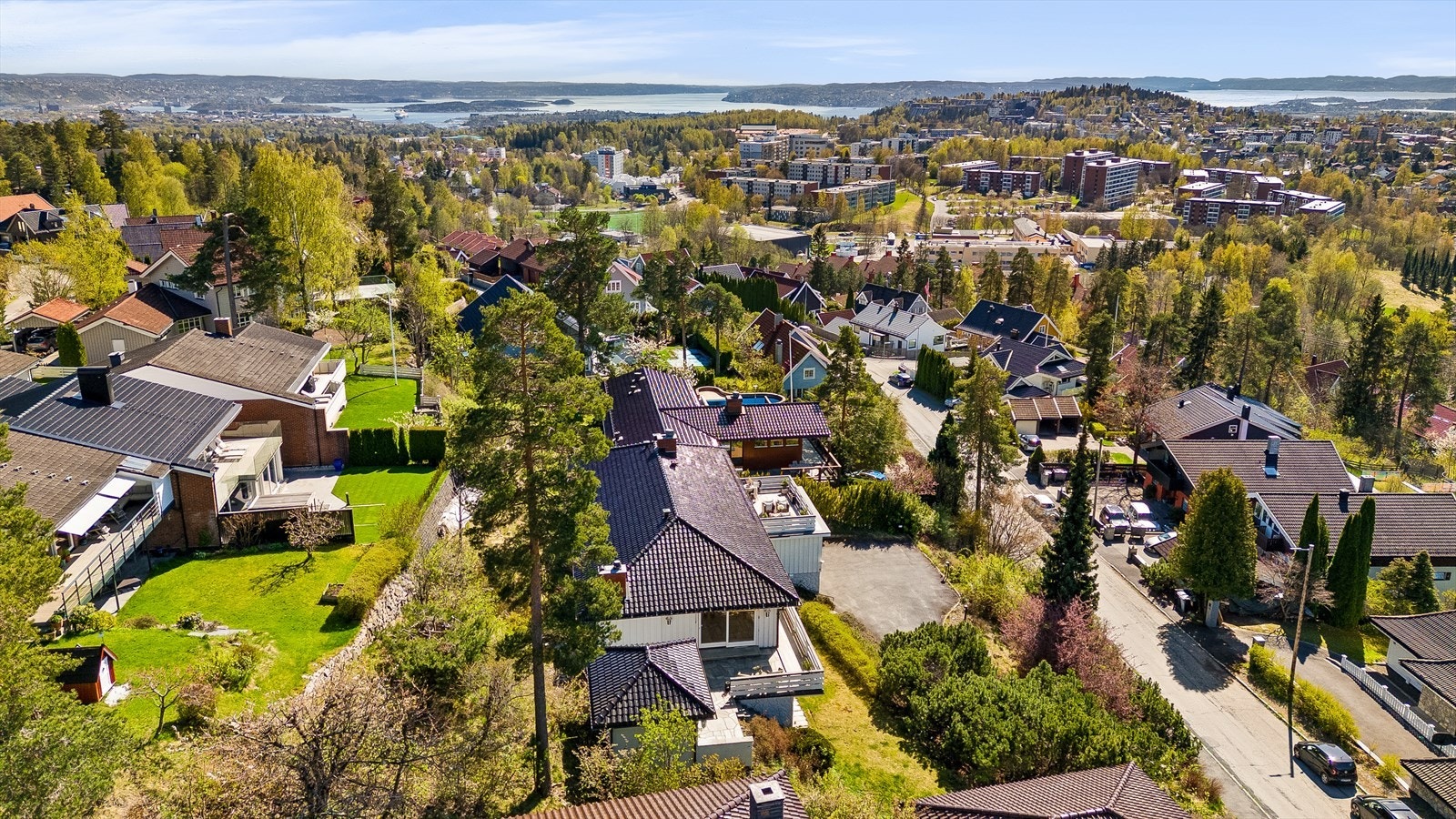 Eiendommen ligger i et veletablert og familievennlig område med kort avstand til både skoler, barnehager og servicetilbud. Galleribilde