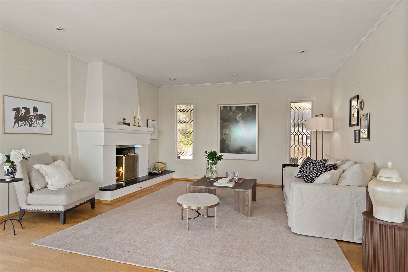 Meget romslig stue på over 50 m² med ildsted og store vindusflater som slipper inn rikelig med naturlig lys. Galleribilde