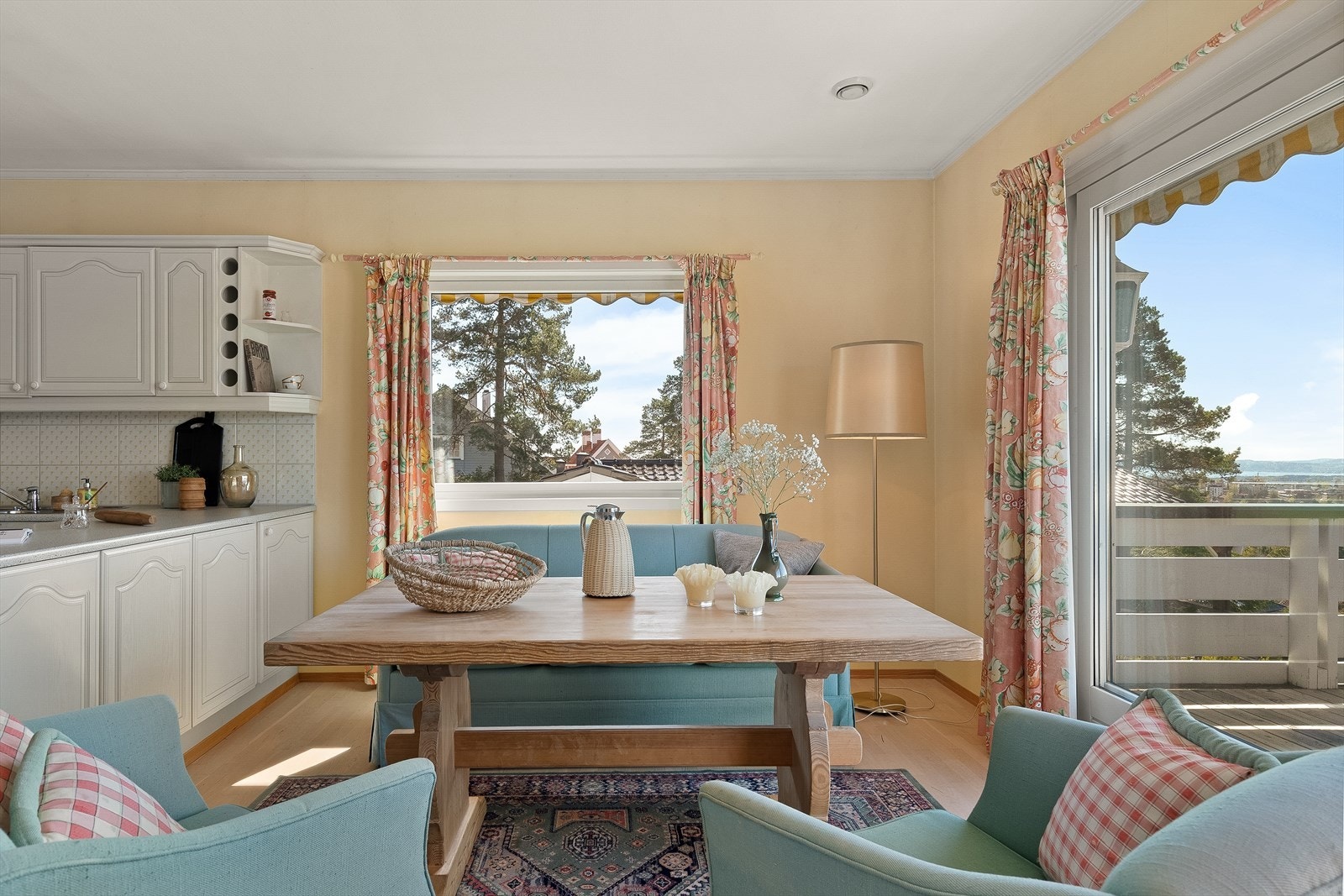 Det er god plass til spisebord i tilknytning til kjøkkenet, som skaper en lun og sosial atmosfære. Galleribilde