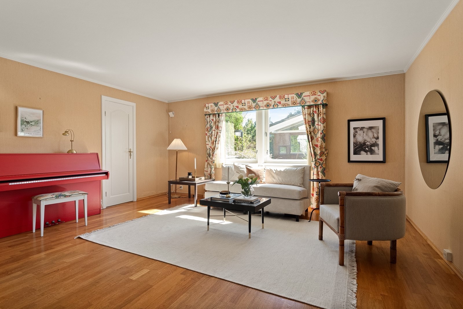 Stort og sjarmerende rom med ildsted og egen inngang - egner seg også godt som utleiedel eller ungdomsdel. Galleribilde