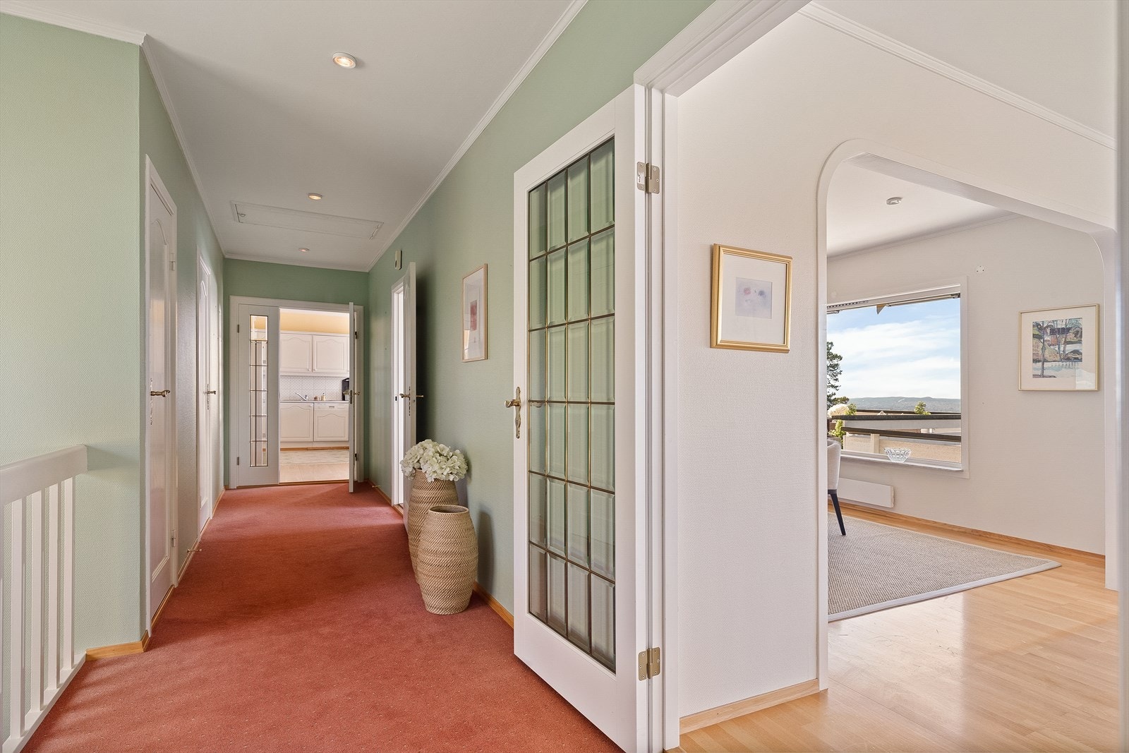 Sentral gang som binder rommene sammen og gir tilgang til både hovedetasjens oppholdsrom og trappeadkomst til underetasjen. Galleribilde