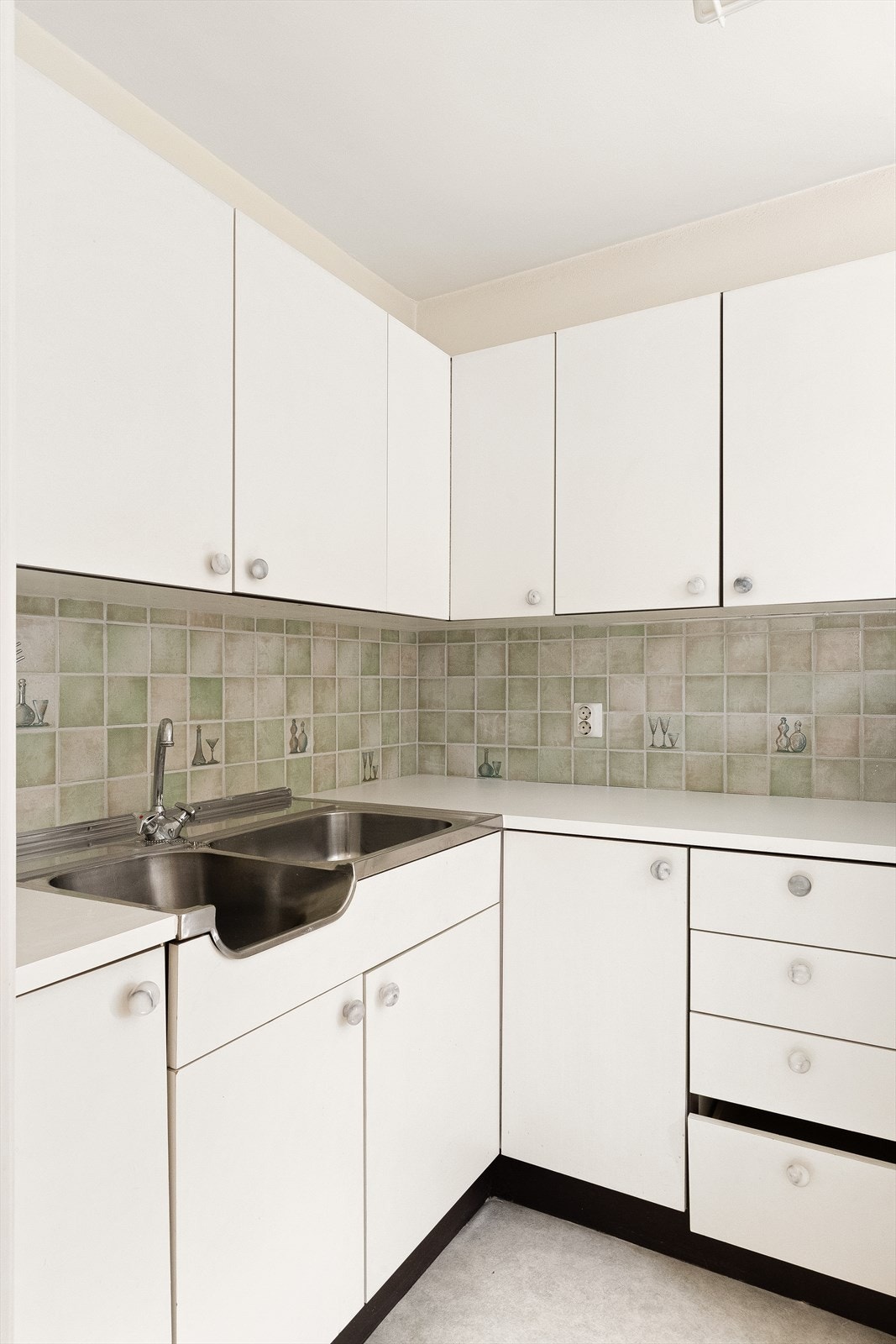 Lite, men praktisk kjøkken med tilknytning til stue-/soverom - ideelt for utleie. Galleribilde