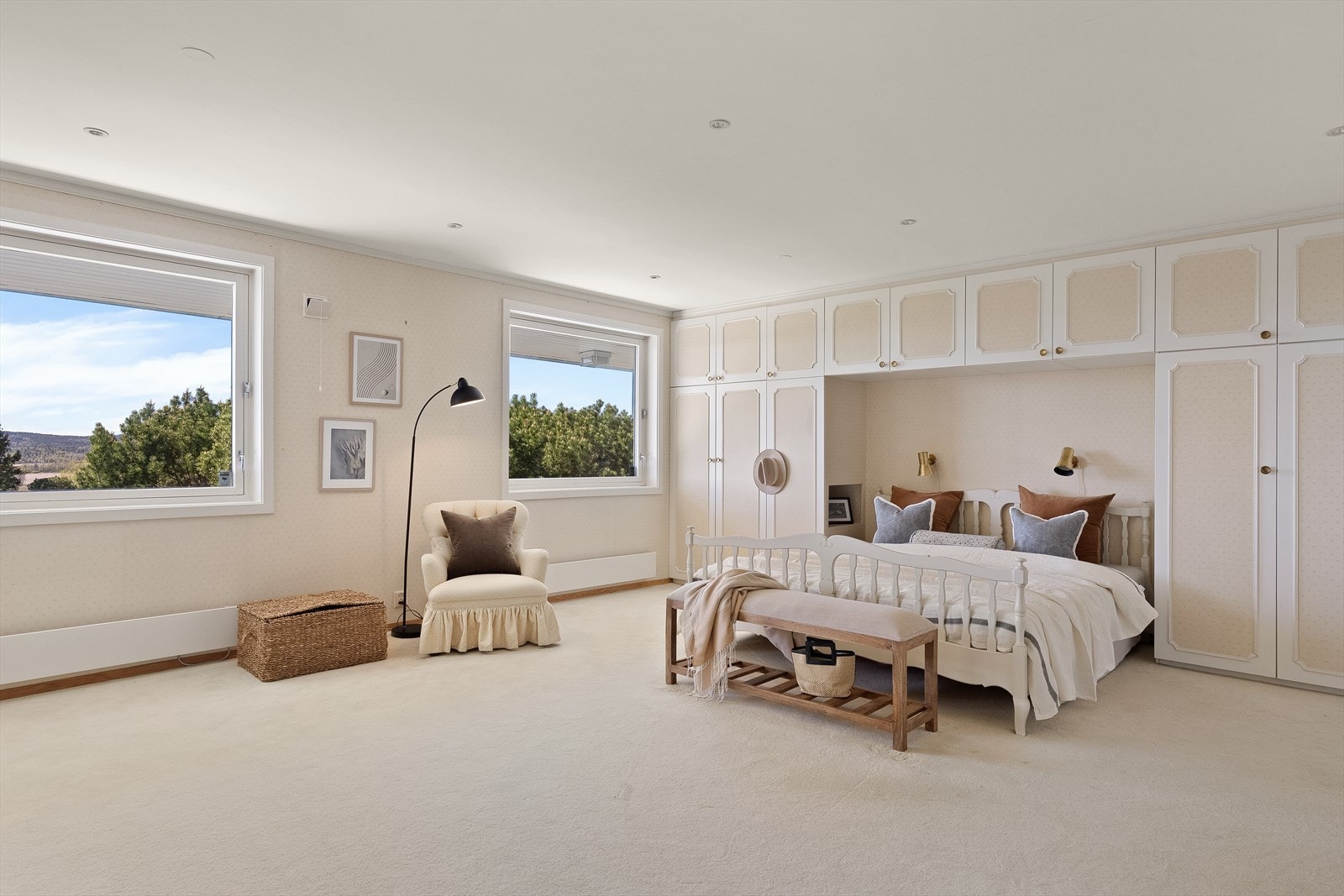 Soverom 1: Meget romslig soverom med god plass til dobbeltseng, sittegruppe og garderobeløsning. Tilgang til privat bad. Galleribilde