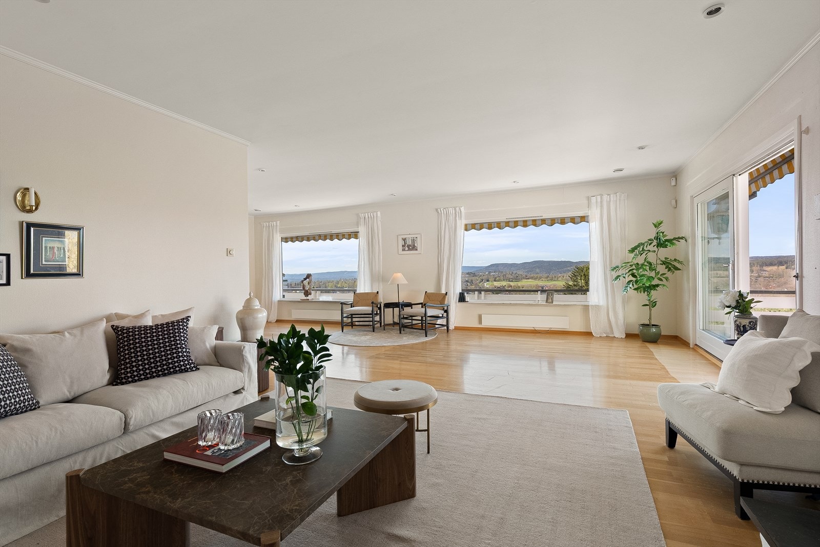 Rommet har god plass til både sofagruppe, lesekrok, TV-del etc. Galleribilde