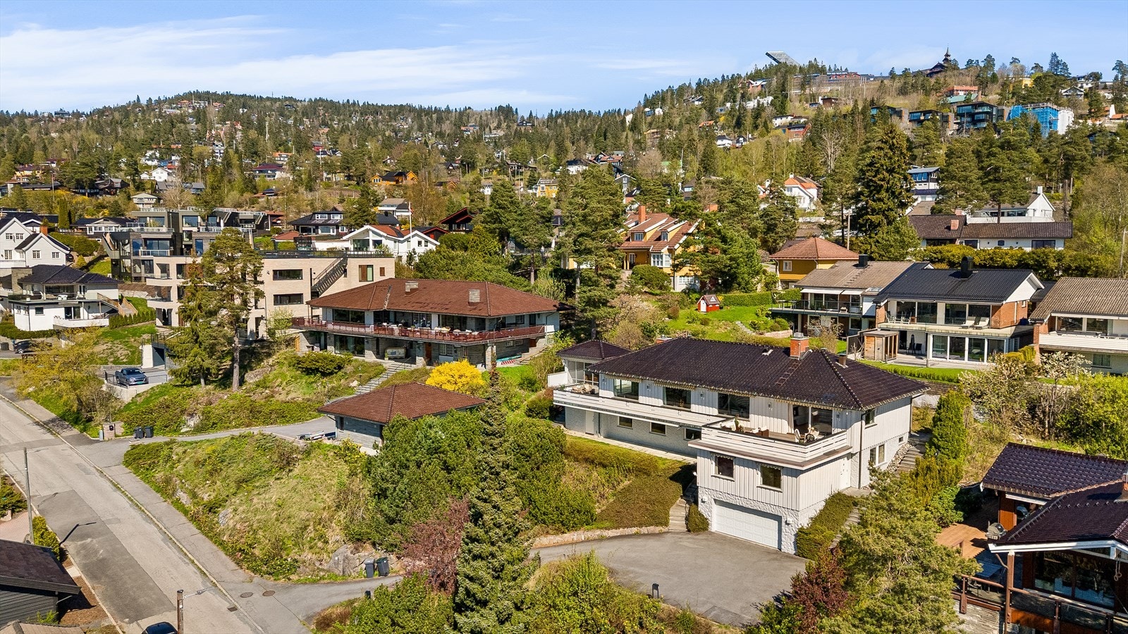 Her får du romslige oppholdsarealer, flott utsikt, dobbelgarasje, gode solforhold og potensiale for utleie - egen inngang til u. etasjen/bakkeplan. Galleribilde