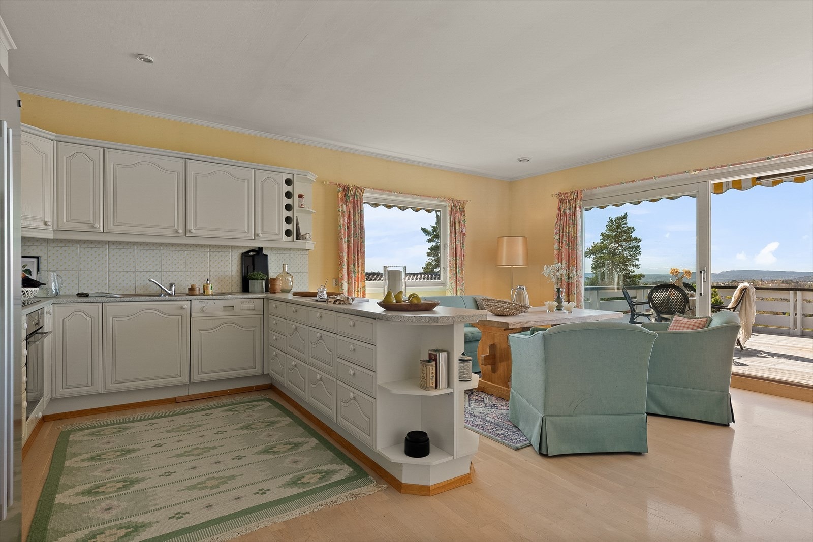 Kjøkken med spiseplass: Kjøkkenet har en eldre, men velholdt innredning og har tilgang til både kjølerom og ildsted. Galleribilde