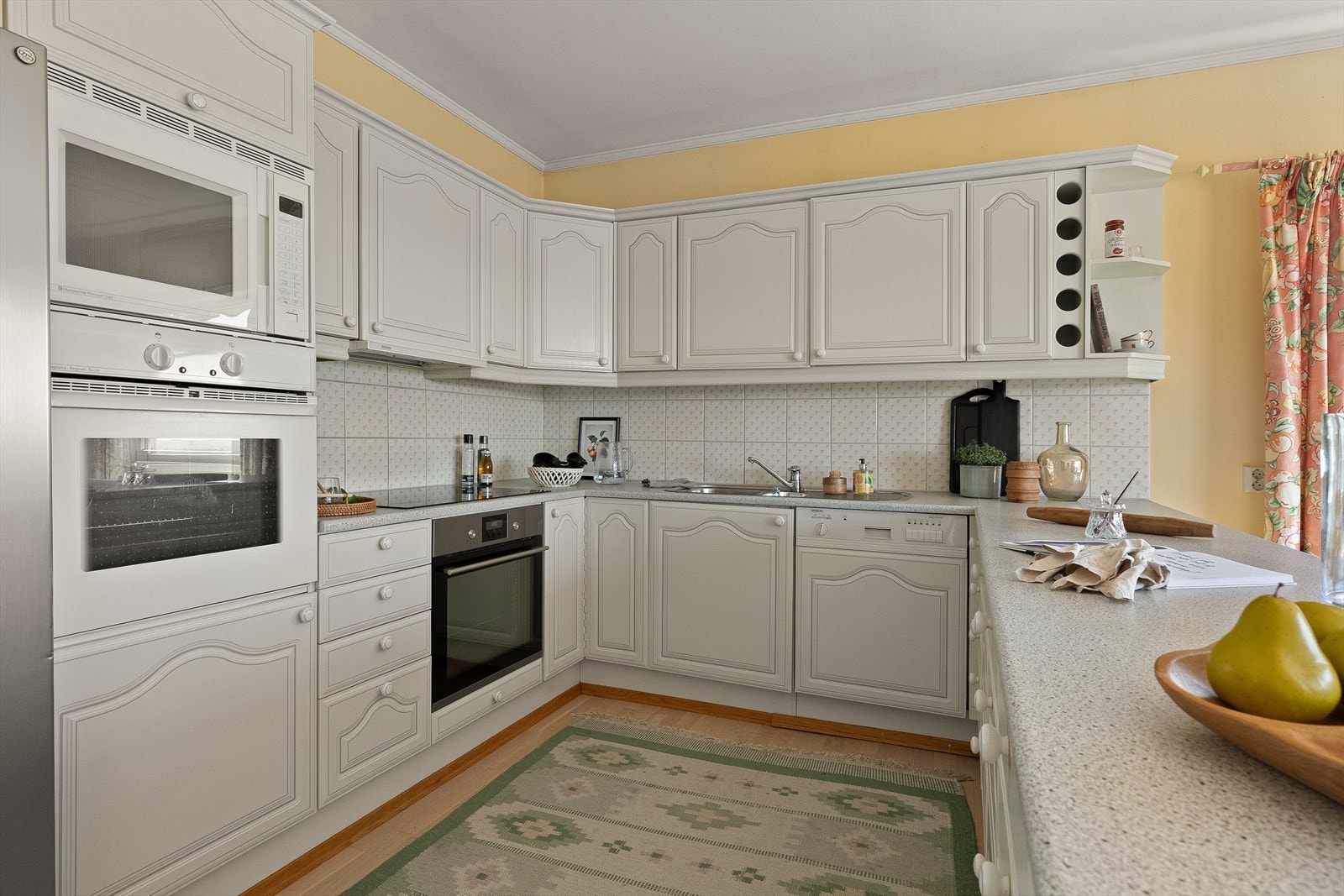 Rikelig med skap- og benkeplass. Galleribilde