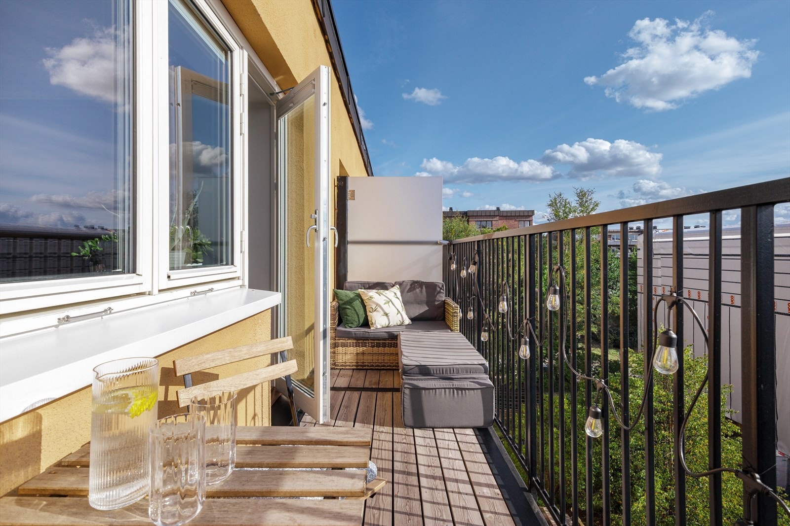 God plass til et lite spisebord, stoler og utesofa. Galleribilde