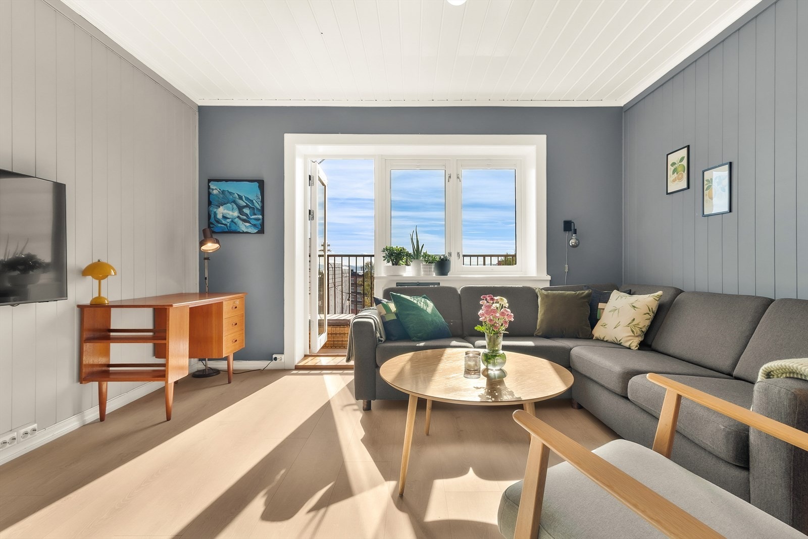 Stuen er romslig med god plass til ønsket møblement, samt er det store vindusflater som slipper inn mye naturlig lys. Galleribilde