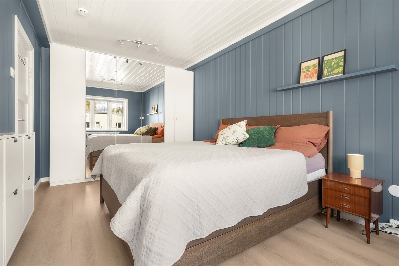 God oppbevaringsplass i stort garderobeskap Galleribilde