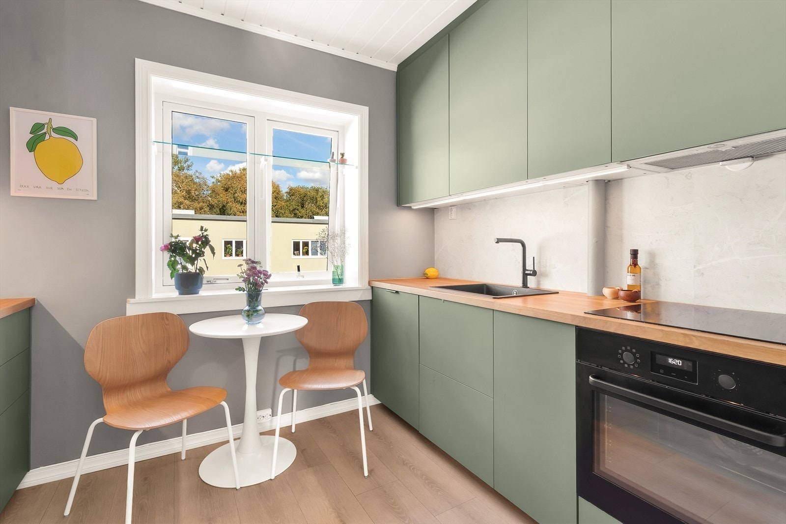 Hyggelig utsyn fra kjøkkenet, samt er det plass til et lite spisebord Galleribilde
