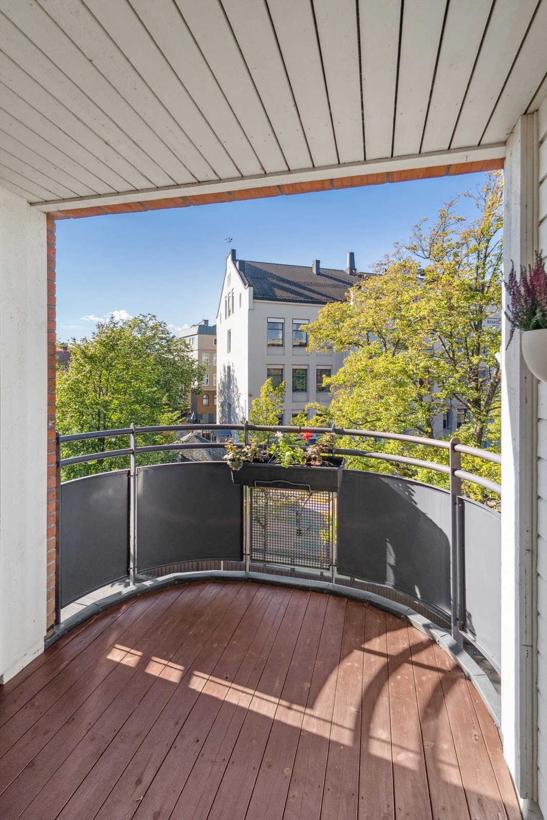 Uteplassen er delvis overbygget, noe som utvider bruksmulighetene betraktelig. Galleribilde