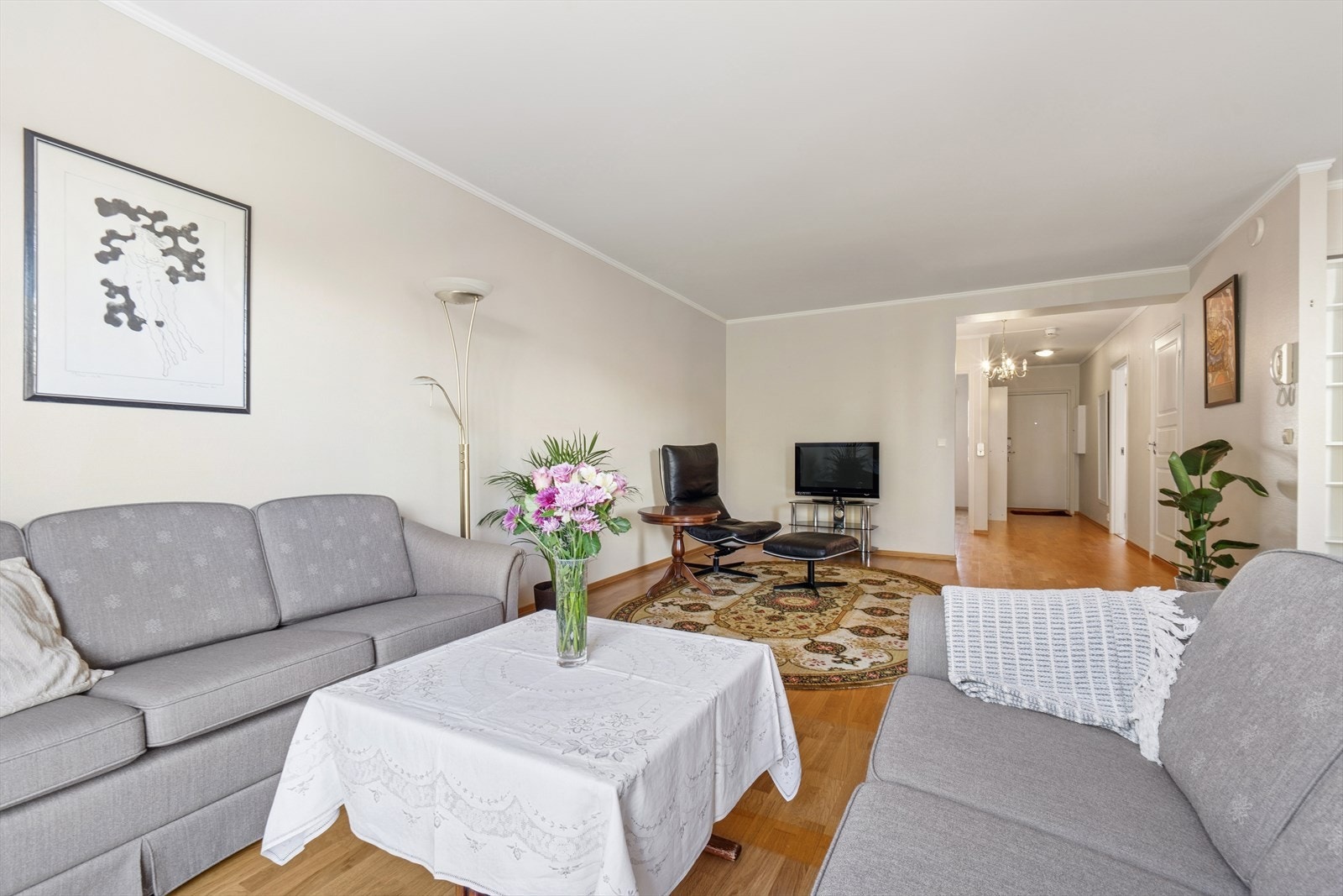 Stuens størrelse og utforming gjør den enkel å innrede. Galleribilde