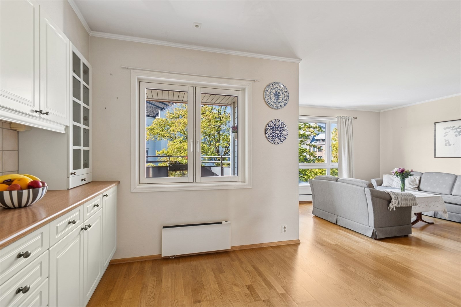 Det er god plass til en kjøkkenøy eller et spisebord. Galleribilde