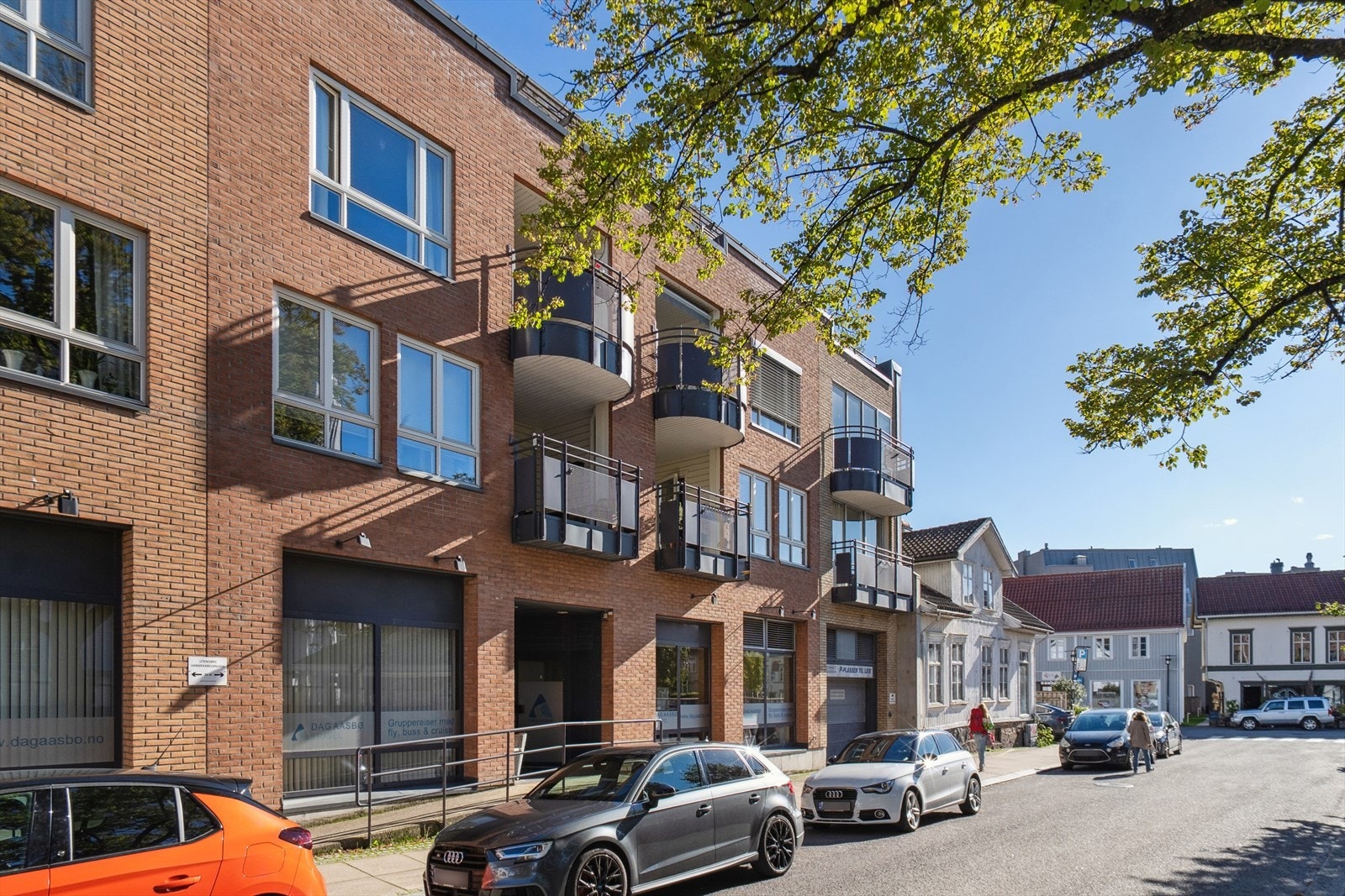 Her bor du med gangavstand til dagligvarebutikker, kjøpesenter, apotek og vinmonopol, samtidig som du har enkel tilgang til togstasjon og Sandefjord lufthavn - perfekt for deg som pendler eller reiser ofte. Galleribilde